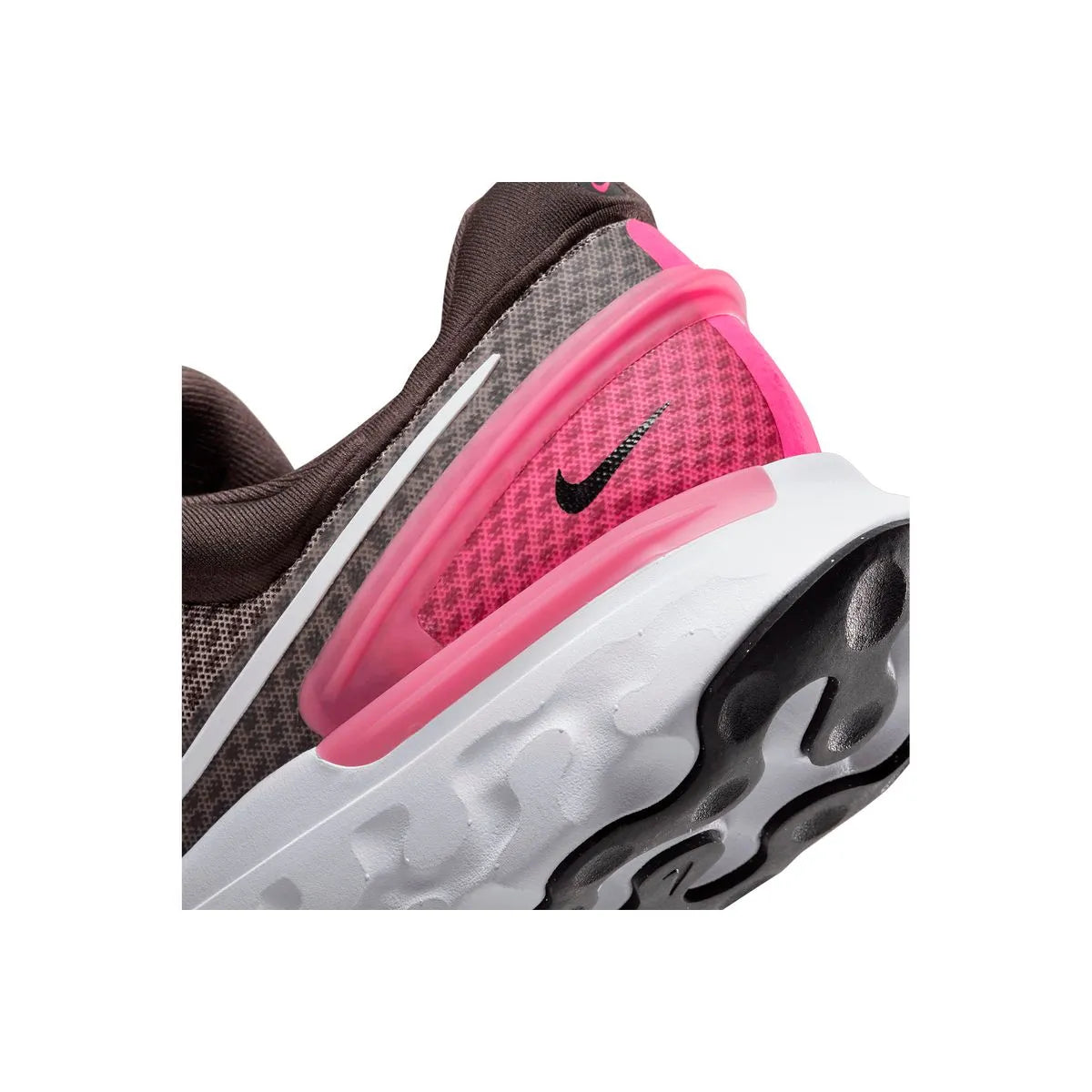 A pair of Nike React Miler 3 running shoes with pink, gray, and black color scheme.