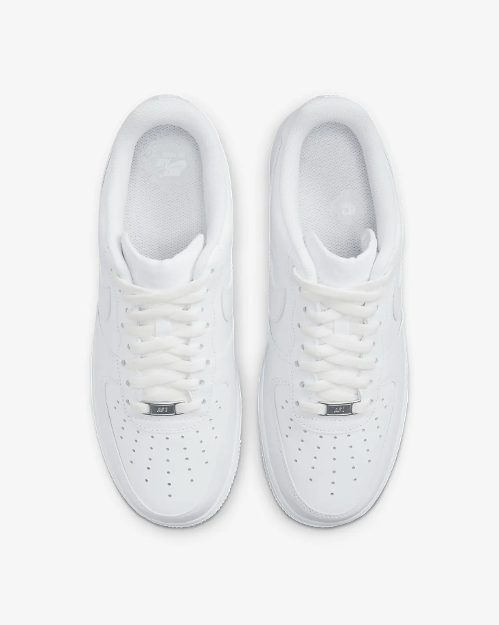 basket blanche en cuir, style urbain intemporel.