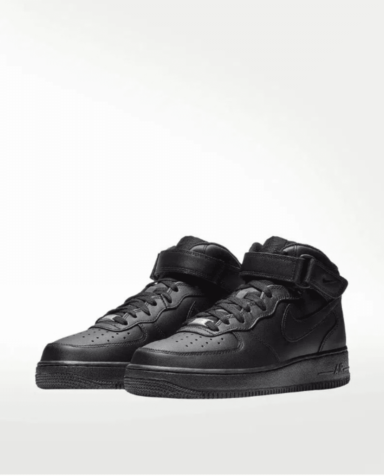 sneakers noires au style urbain intemporel.