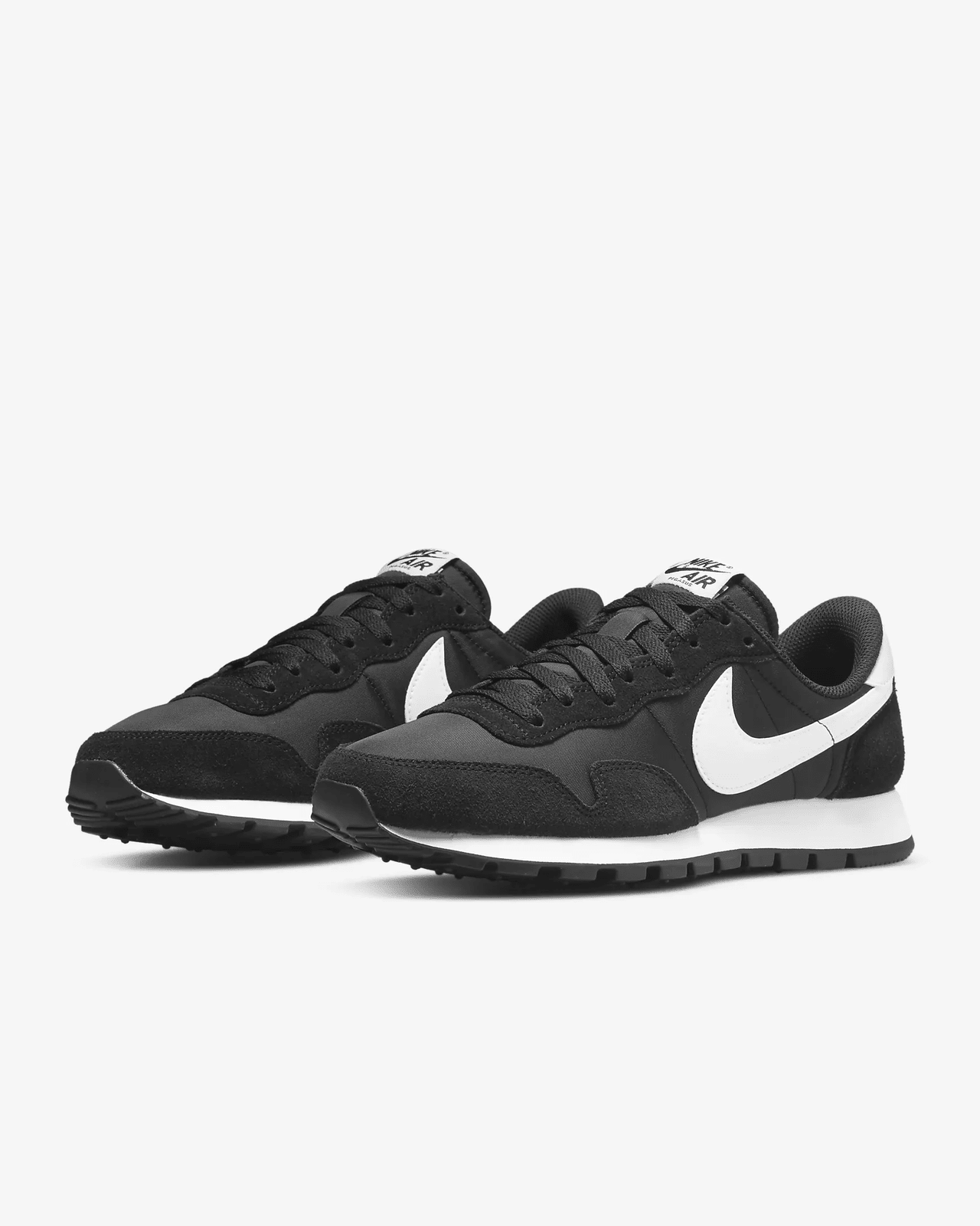 sneakers noires et grises au style vintage.
