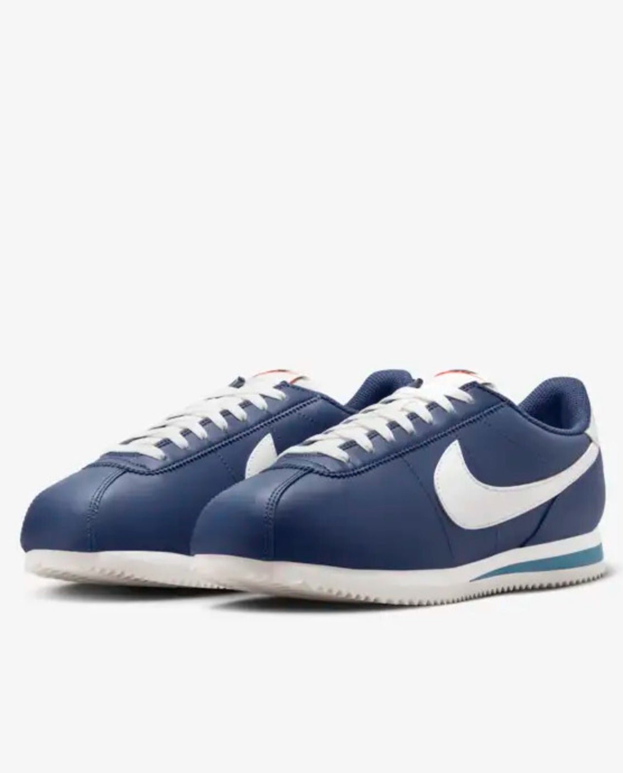 look urbain avec sneakers rétro intemporelles.