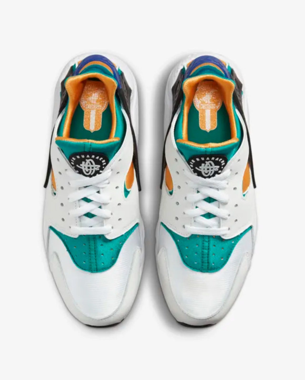 sneakers blanches avec accents beiges.
