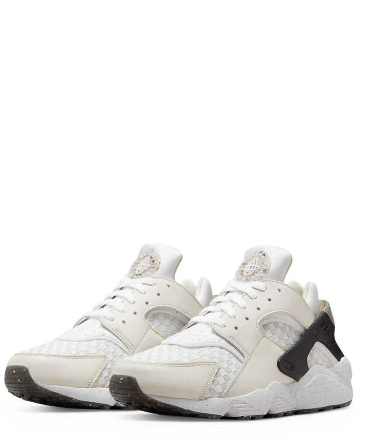 look urbain et sportif avec sneakers Nike Huarache.