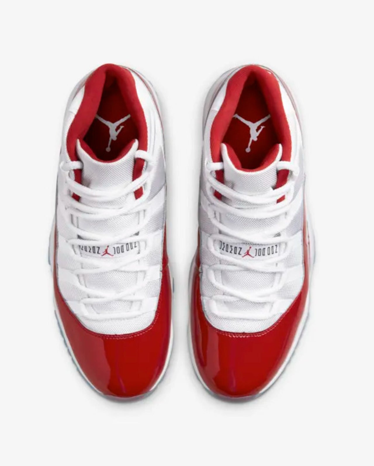 baskets blanches et rouges en cuir verni.