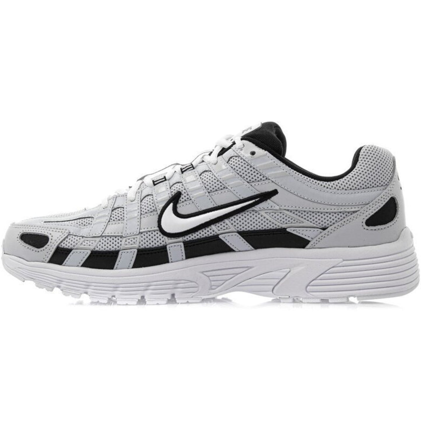 détail du logo Swoosh et semelle performance.