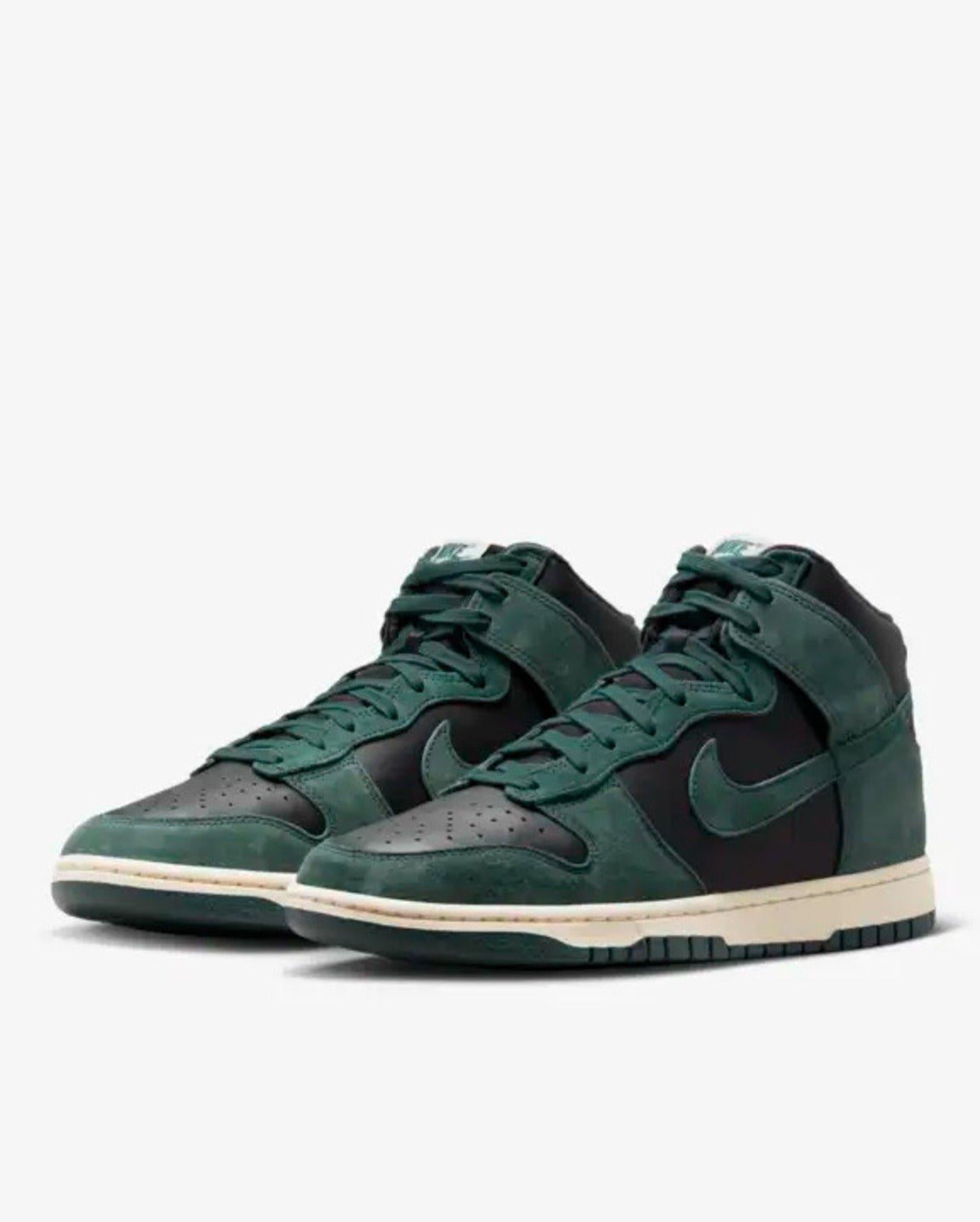 basket Nike montante avec finition premium et design vintage.