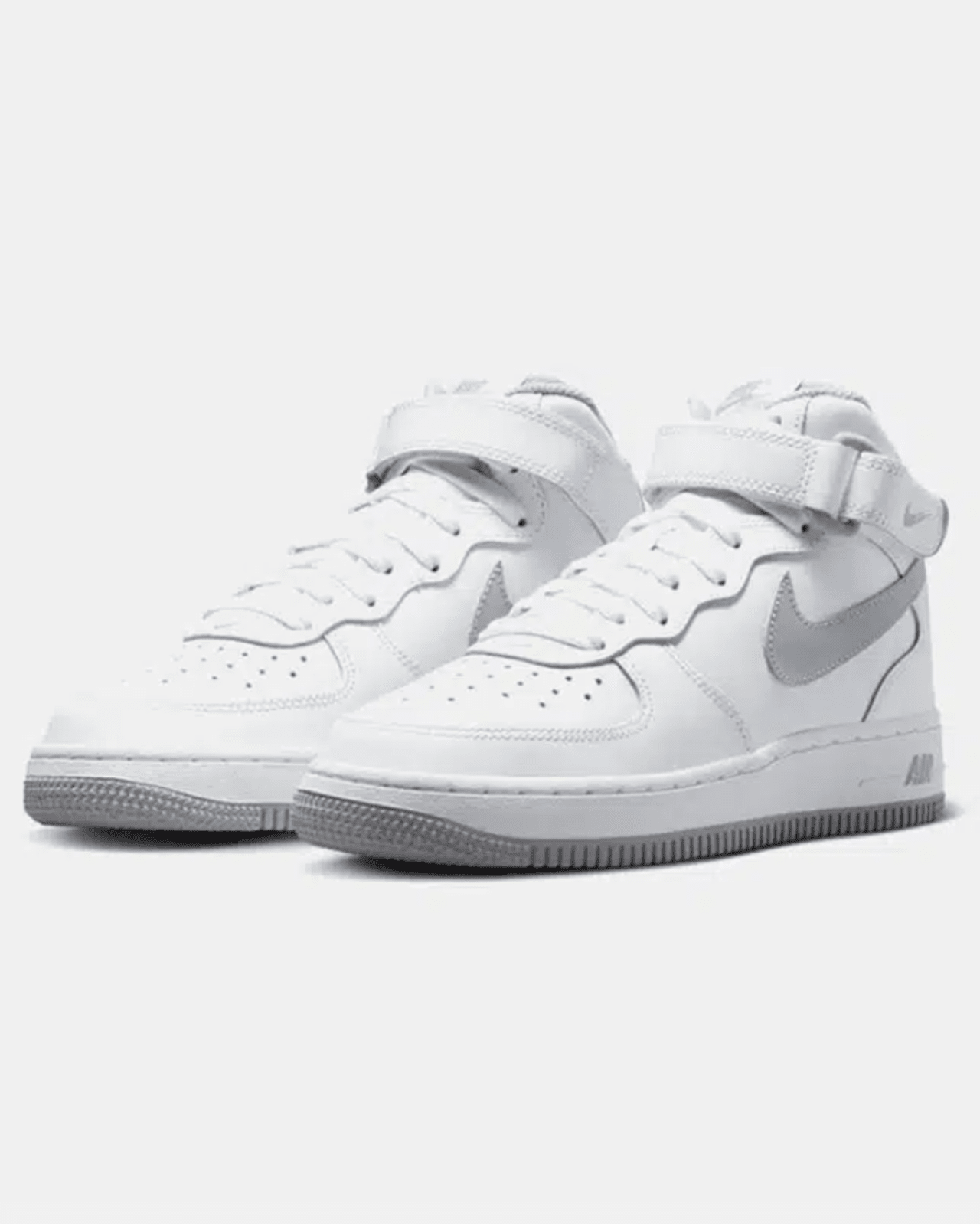 basket blanche en cuir, style urbain et classique.