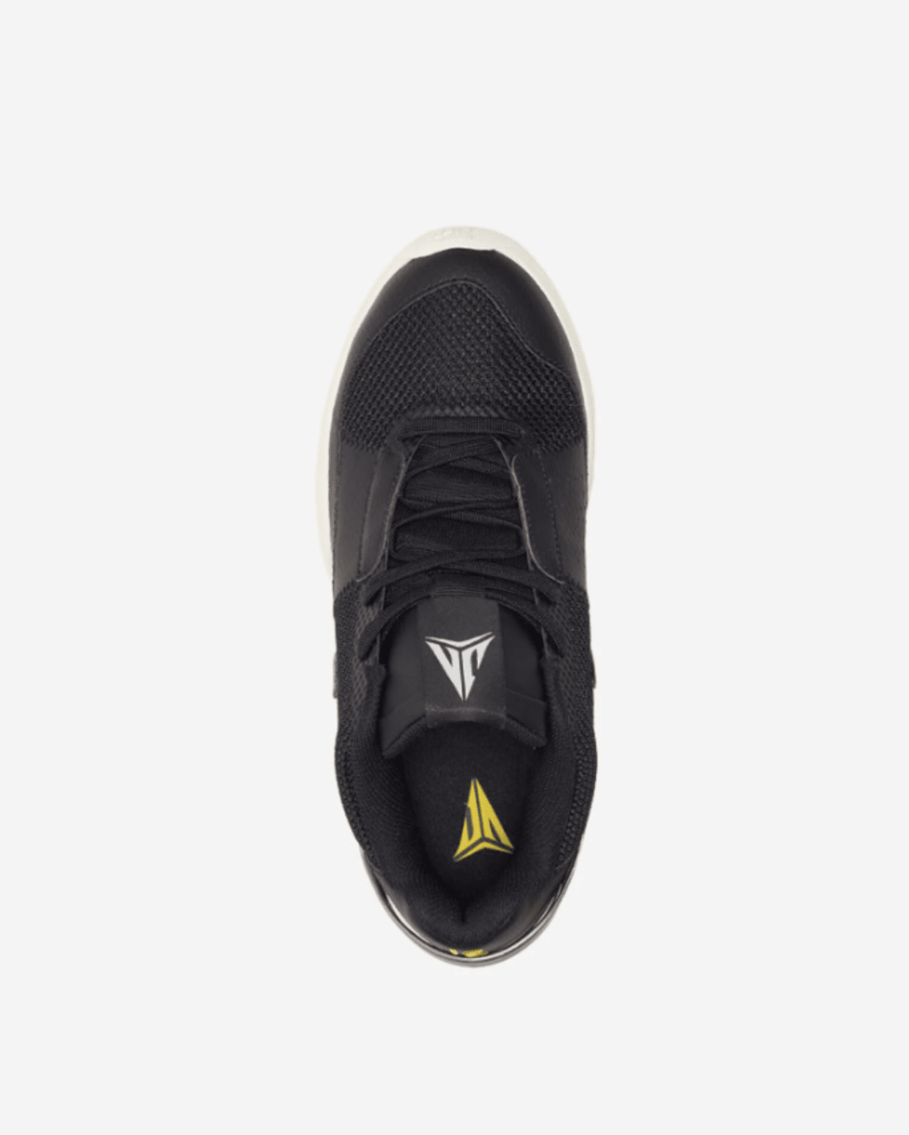 chaussure de basketball noire et grise.