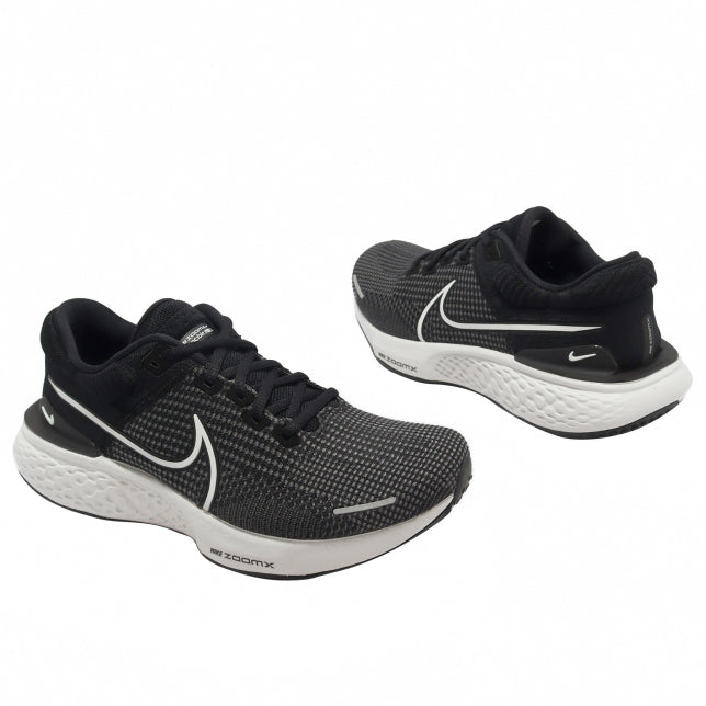 chaussures de running noires et grises, confort et performance maximale.