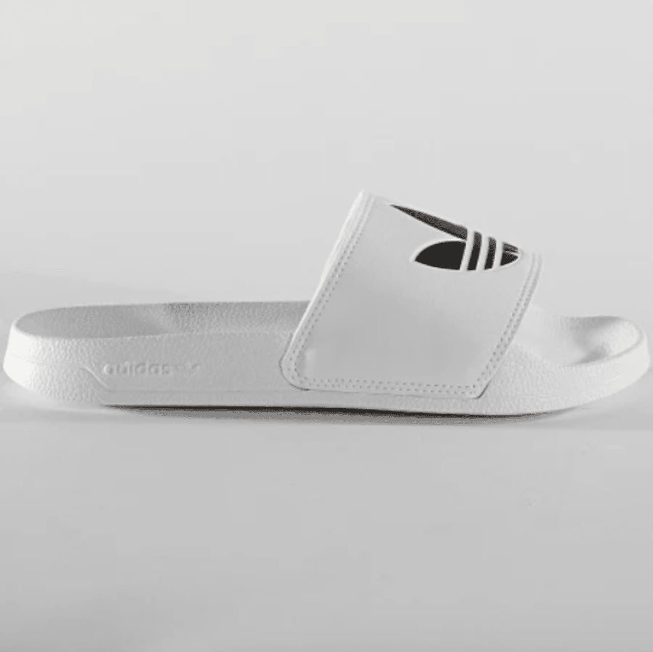 Logo Adidas sur la bride Adilette Lite FU8297